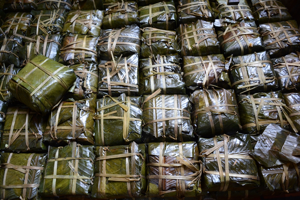 Để có những chiếc bánh thơm ngon phục vụ Tết Nguyên đán chính là nhờ quá trình làm việc vất vả, miệt mài của người dân làng Tranh Khúc.